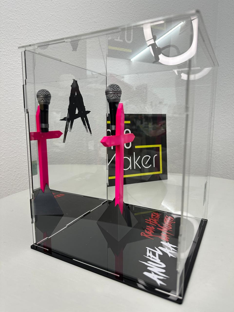 Micrófono Anuel Cruz con Vitrina