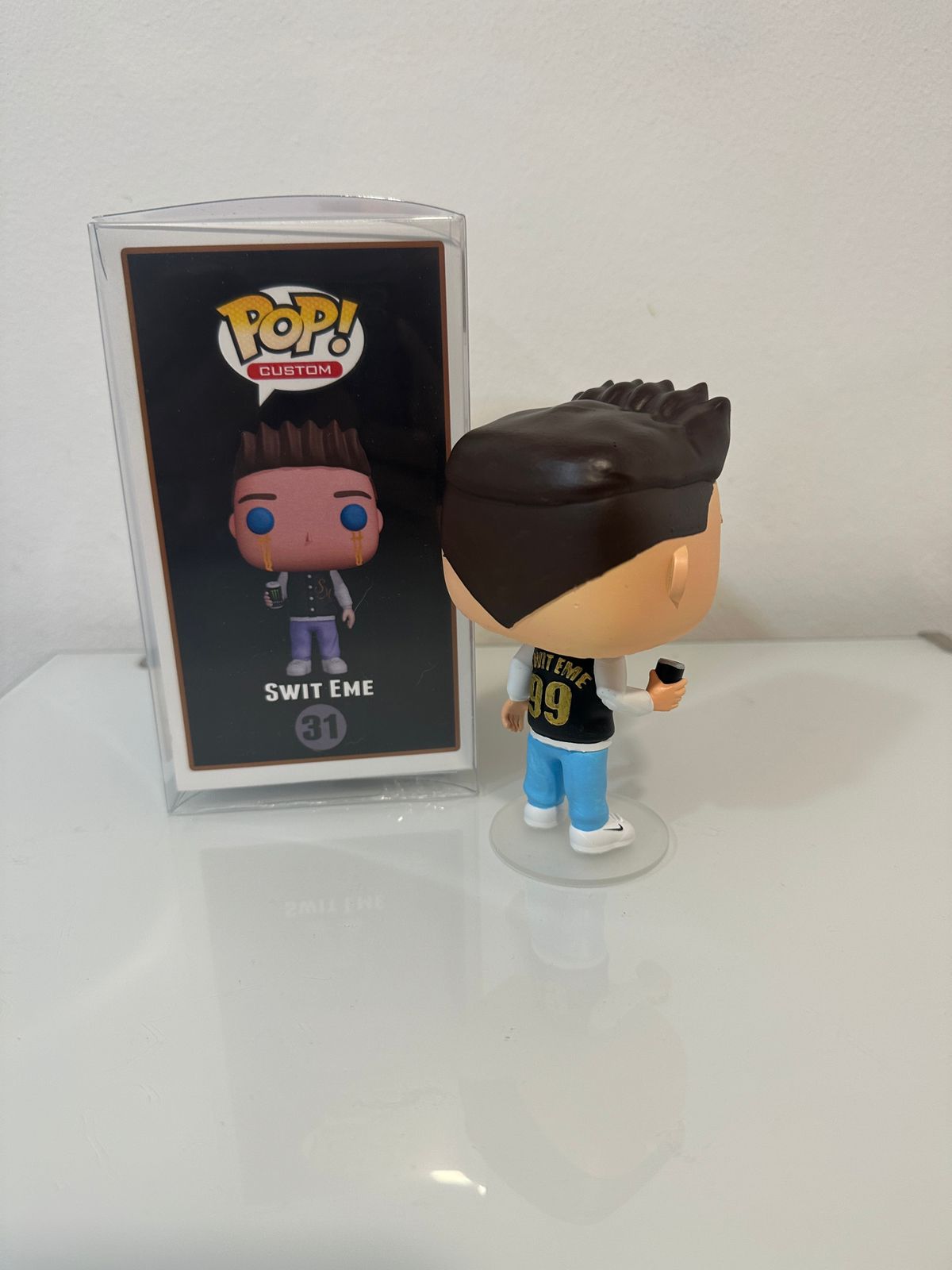 Swit Eme Monster Pop